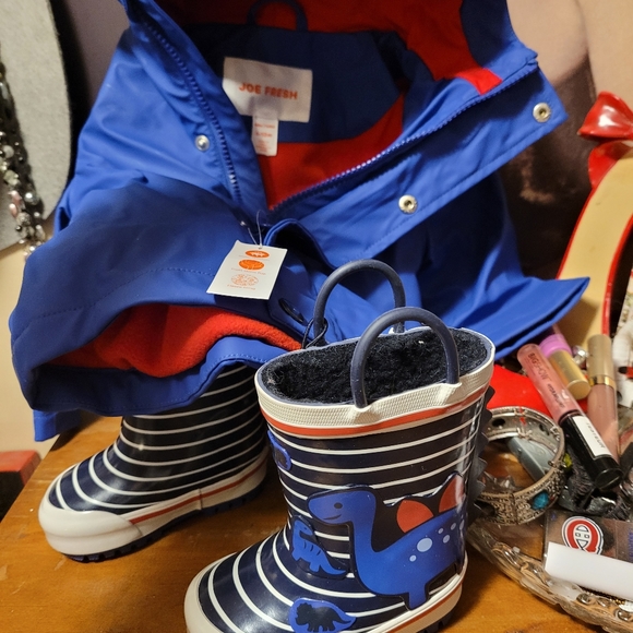 Kids rain coat and boots set. - Picture 3 of 5